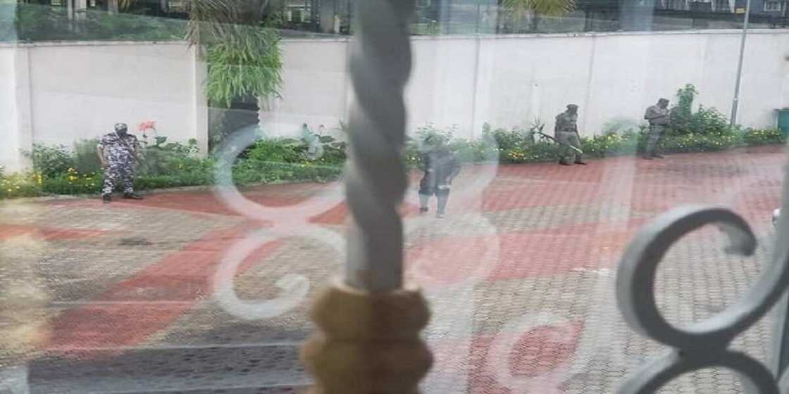 Yanzu-yanzu: 'Yan sanda sun zagaye gidan tsohuwar MD ta NDDC Yanzu-yanzu: 'Yan sanda sun zagaye gidan tsohuwar MD ta NDDC