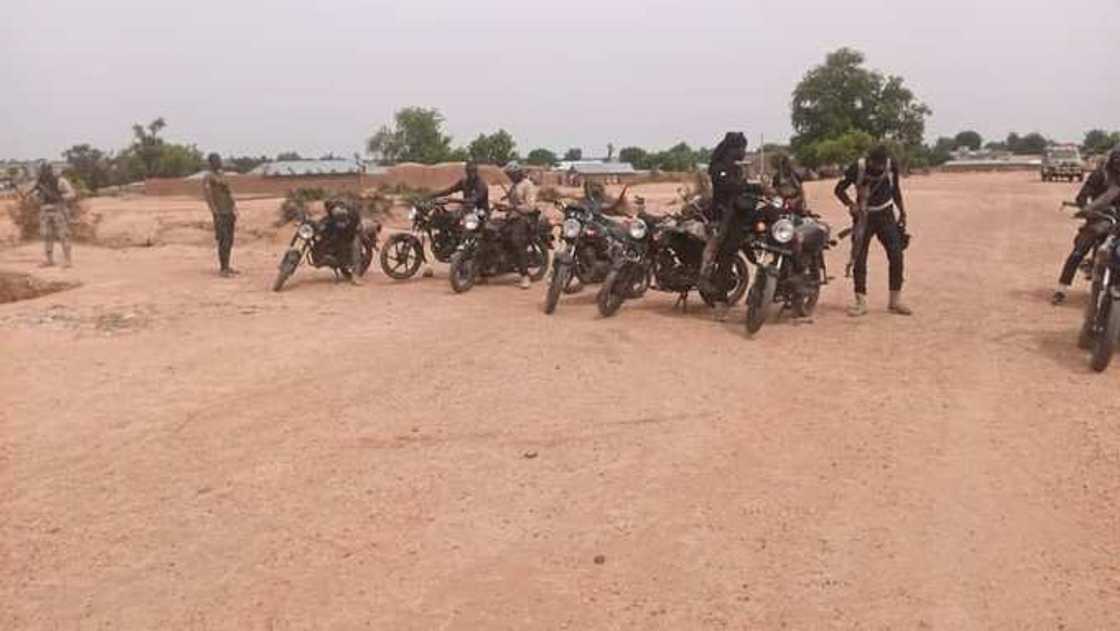 Sojoji sun lalata sansanin shugaban 'yan bindiga, Dan Jangeru, sun kashe wasu, sun kama wasu (Hotuna) Sojoji sun lalata sansanin shugaban 'yan bindiga, Dan Jangeru, sun kashe wasu, sun kama wasu (Hotuna)