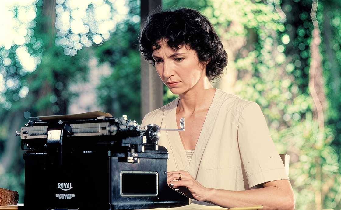 Mary Steenburgen writes on a typewriter for her role in the 1983 film Cross Creek. Mary Steenburgen writes on a typewriter for her role in the 1983 film Cross Creek.