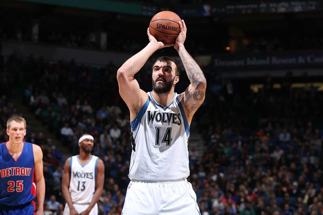 Nikola Pekovic prepares to shoot a free throw against the Detroit Pistons