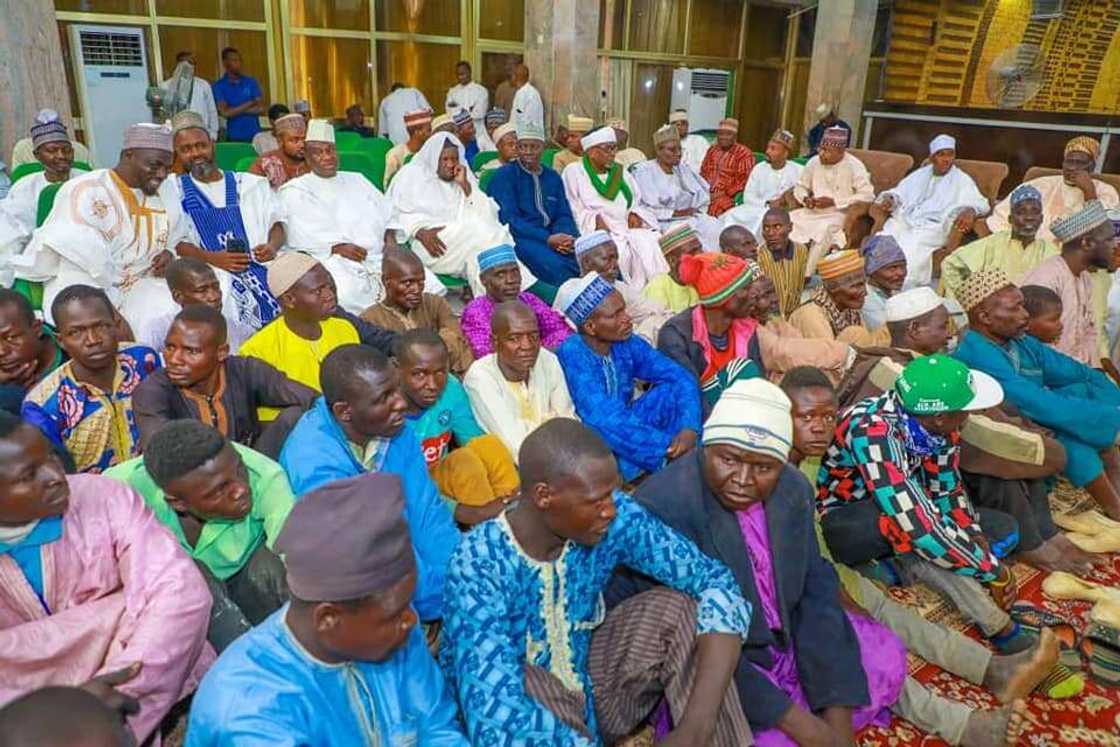 Maguzawa 200 sun karbi kalmar Shada a hannun Ganduje a fadar gwamnatin Kano Maguzawa 200 sun karbi kalmar Shada a hannun Ganduje a fadar gwamnatin Kano