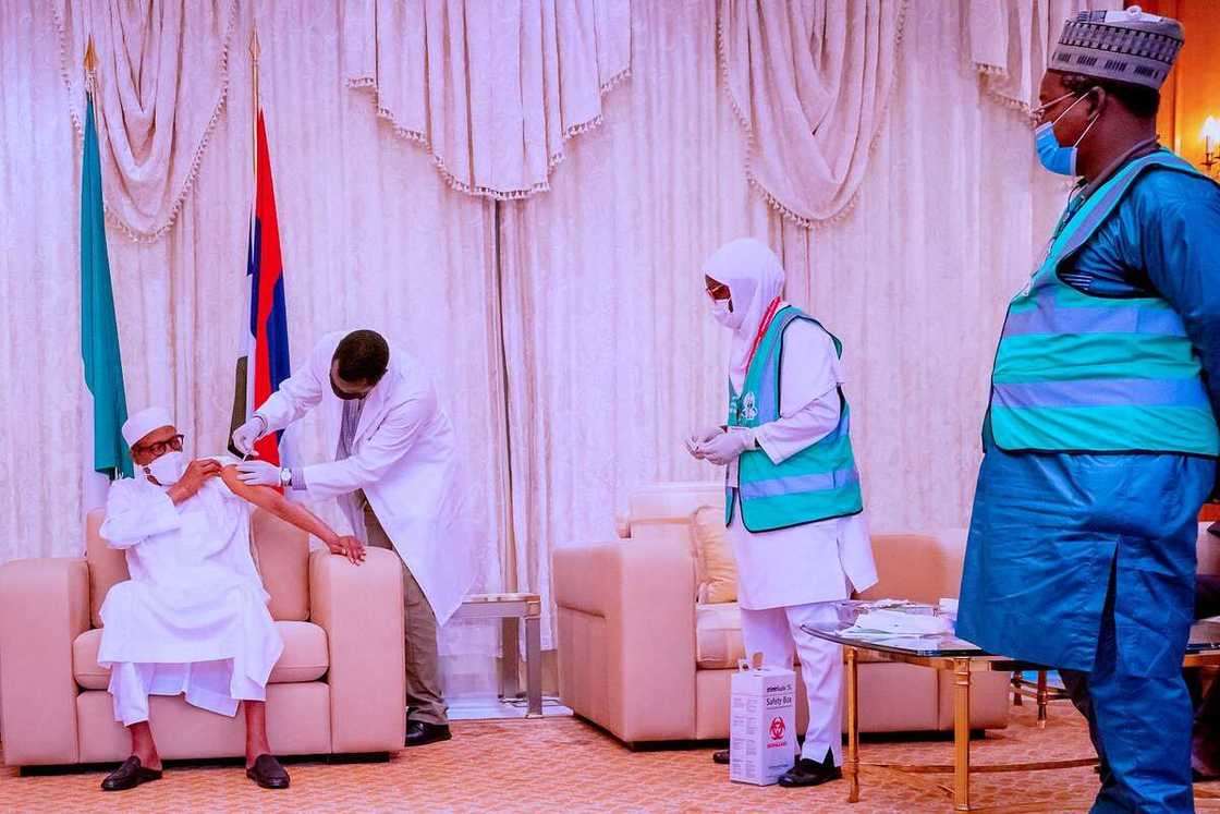 Da dumi-dumi: Shugaba Buhari ya karbi allurar rigakafin korona kashi na biyu Da dumi-dumi: Shugaba Buhari ya karbi allurar rigakafin korona kashi na biyu