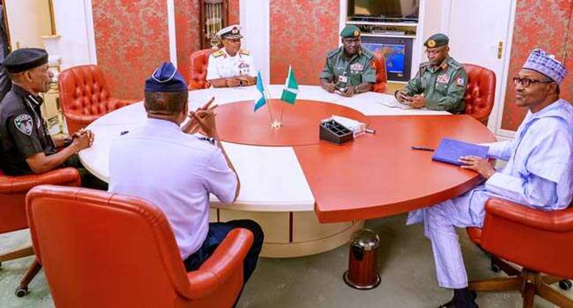 Buhari ya shiga ganawa ta musamman da shugabannin hukumomin tsaro, babu Monguno (Hotuna) Buhari ya shiga ganawa ta musamman da shugabannin hukumomin tsaro, babu Monguno (Hotuna)