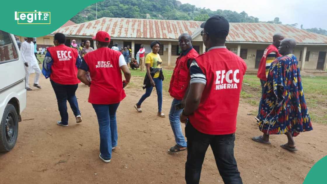Ondo guber poll: EFCC lands in polling units over vote-buying allegations Ondo guber poll: EFCC lands in polling units over vote-buying allegations