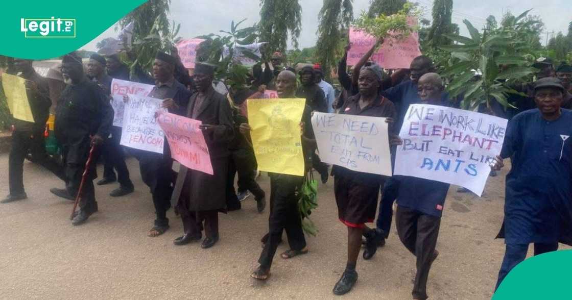 Hundreds of ex-police officers have threatened nationwide protest if the federal government refuses to heed their demands. Hundreds of ex-police officers have threatened nationwide protest if the federal government refuses to heed their demands.