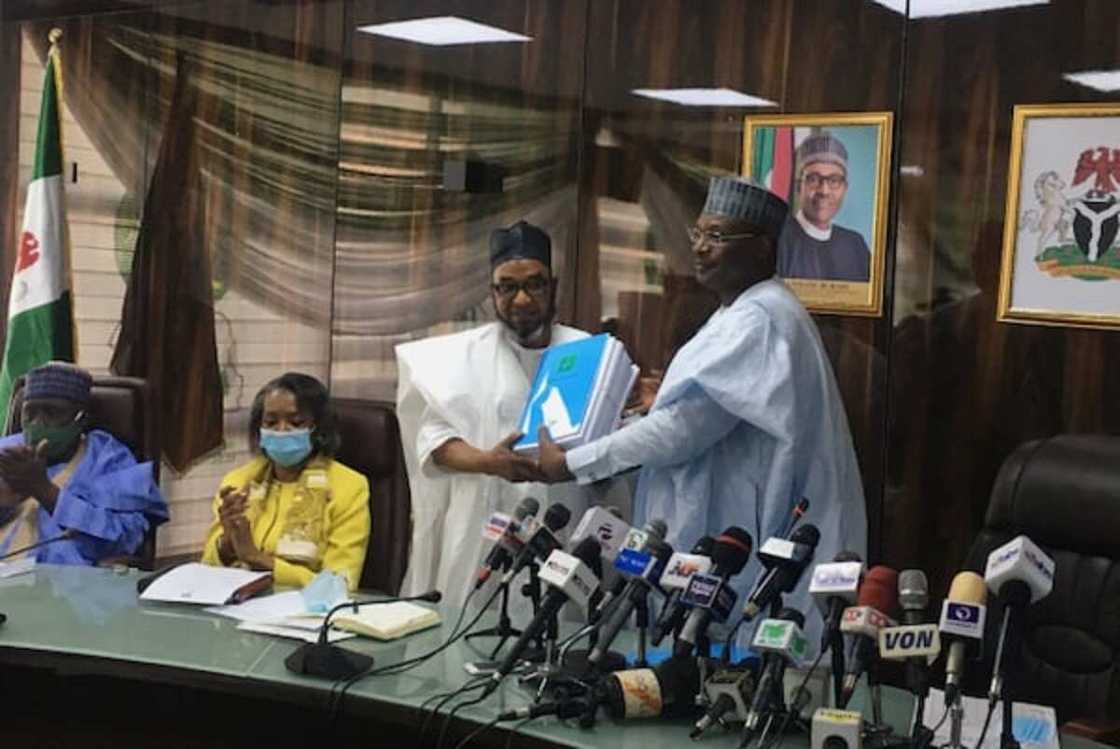 Mahmood Yakubu: Shugaban INEC ya ce ci gaba da zama a kujerarsa zai zama ba daidai ba Mahmood Yakubu: Shugaban INEC ya ce ci gaba da zama a kujerarsa zai zama ba daidai ba