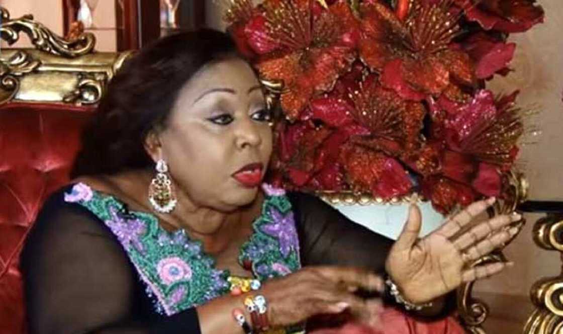 Mun gaza, ku yafe mana - Sanata Giwa a kan guiwa tana bai wa matasa hakuri (Bidiyo) Mun gaza, ku yafe mana - Sanata Giwa a kan guiwa tana bai wa matasa hakuri (Bidiyo)