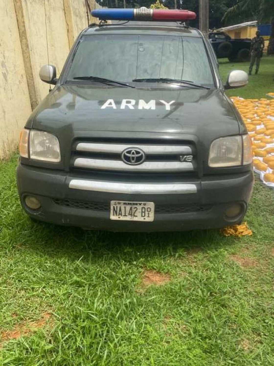 Yan sanda sun kama Manjo ɗin Soja na bogi dauke da wiwi (Hotuna) Yan sanda sun kama Manjo ɗin Soja na bogi dauke da wiwi (Hotuna)