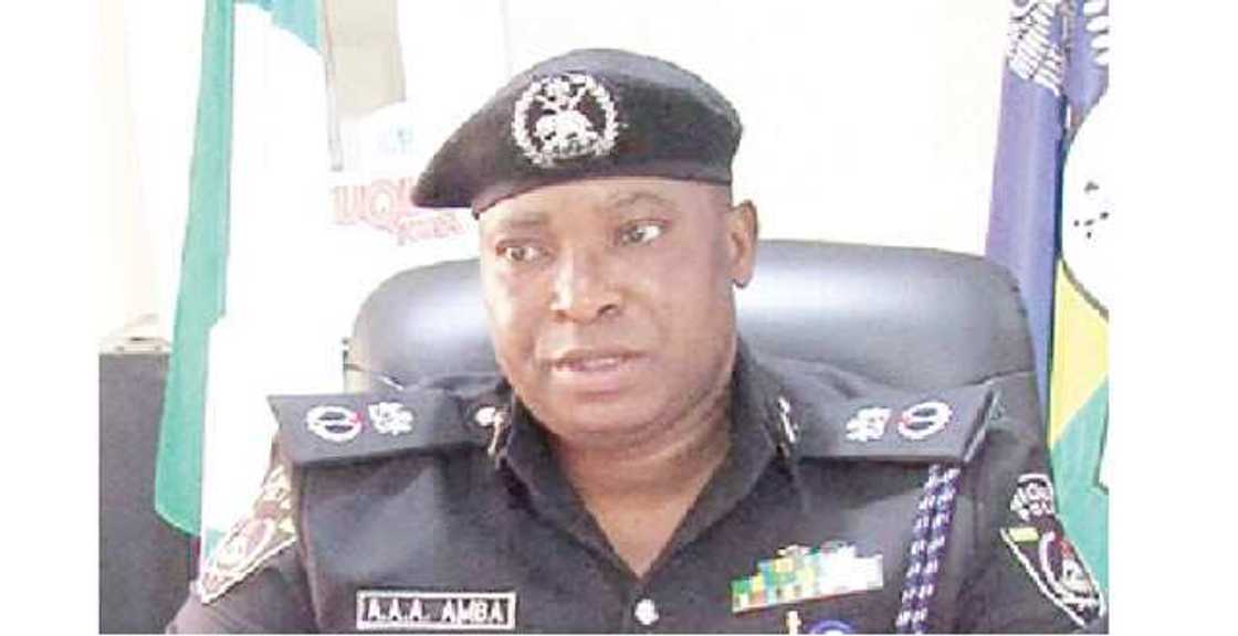 Wasu sojojin bogi da suka lakadawa dan sanda duka sun shiga hannu Wasu sojojin bogi da suka lakadawa dan sanda duka sun shiga hannu