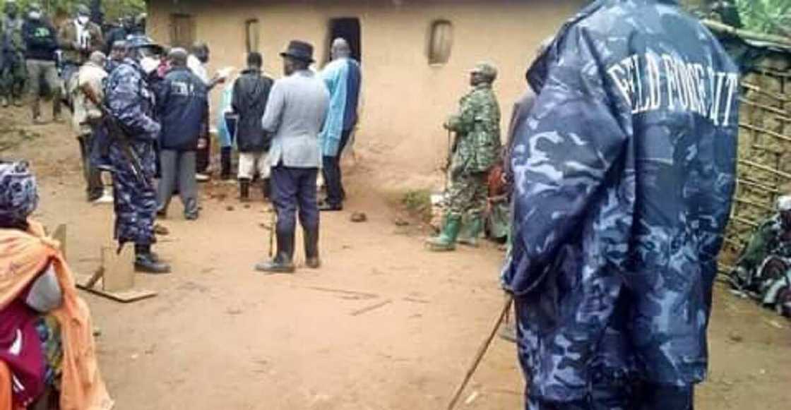 Matashin da ya kashe iyayensa, matarsa da kanwar matarsa ya mika kansa ga 'yan sanda (Hotuna)