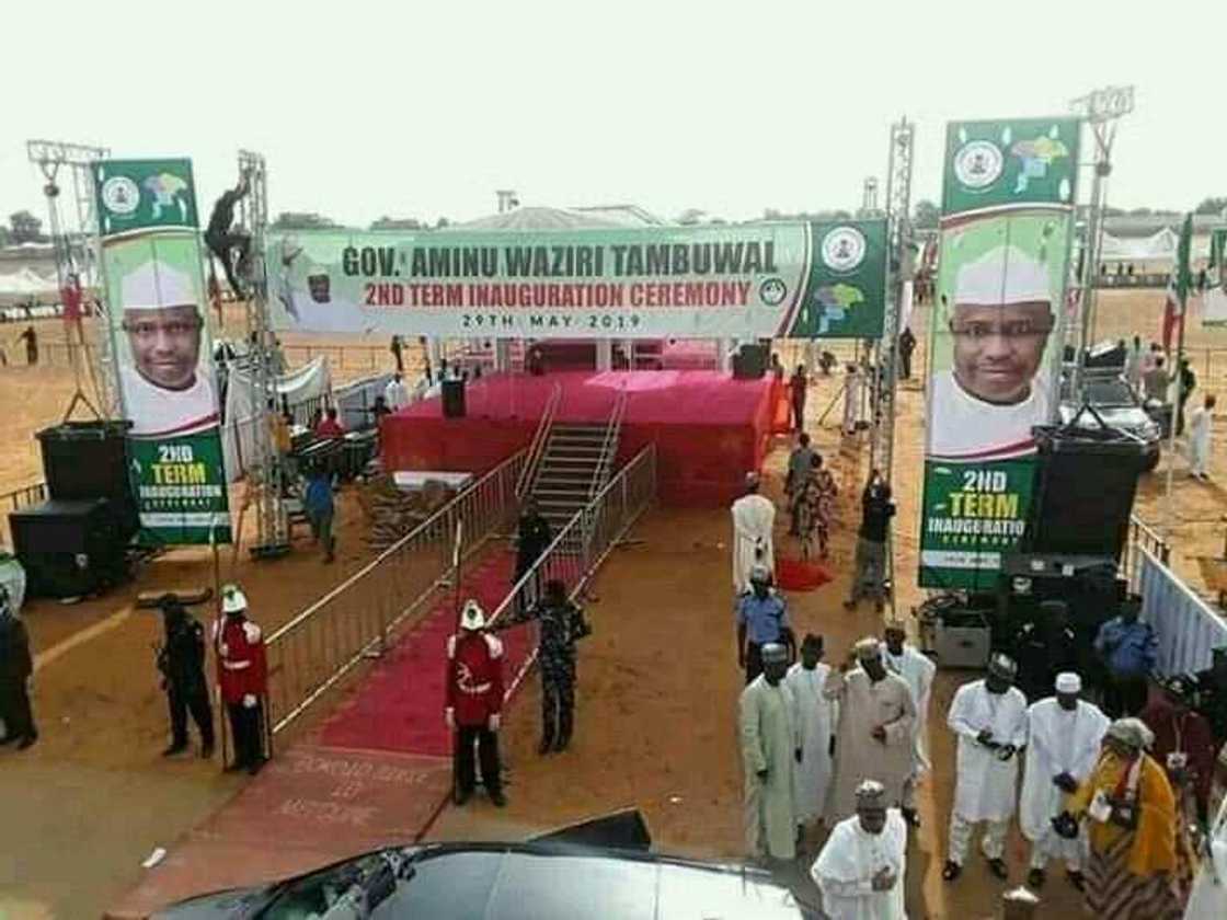 Sakkwatawa sun kaurace wa wurin rantsar da Tambuwal a Sokoto (Hotuna) Sakkwatawa sun kaurace wa wurin rantsar da Tambuwal a Sokoto (Hotuna)