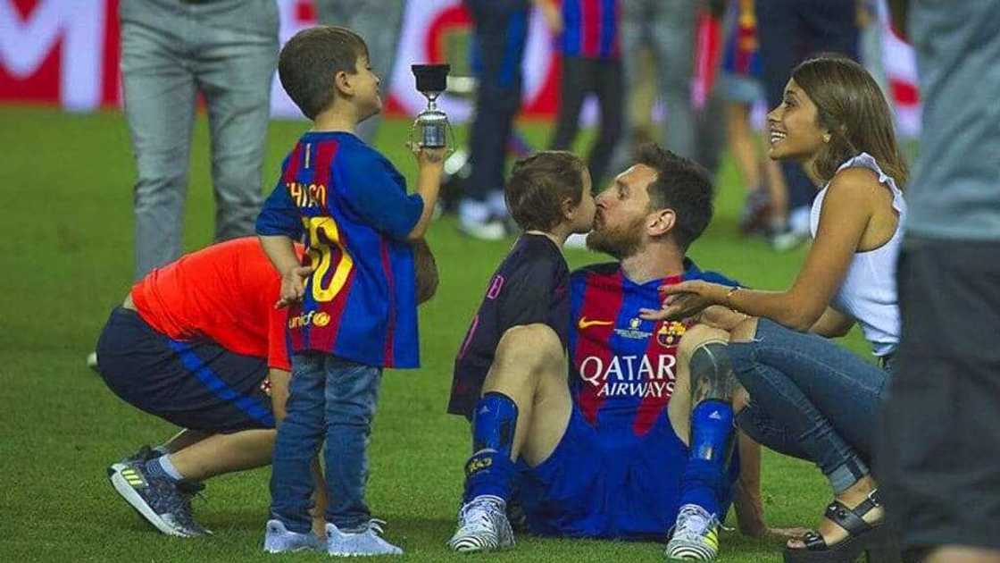 Women should support husbands' football teams to avoid tensions, marriage counselor advices Women should support husbands' football teams to avoid tensions, marriage counselor advices