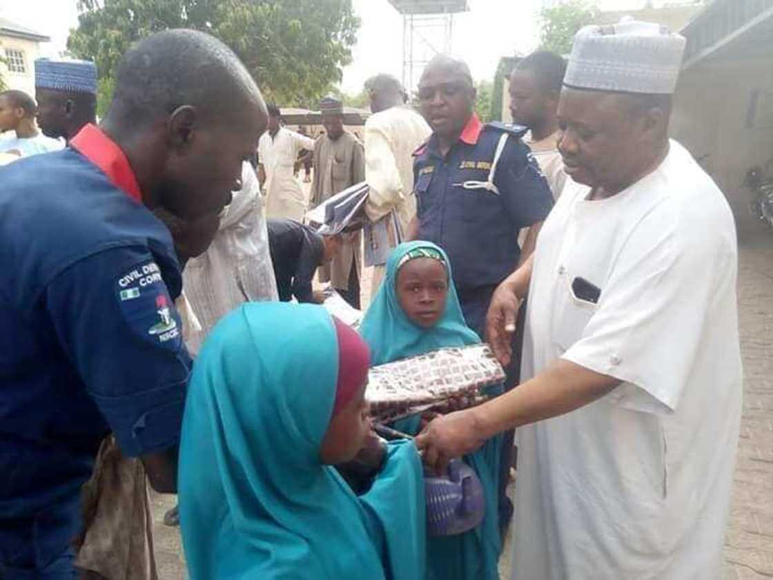 Alheri gadon barci: Attajiri ya fara rabon kayan Sallah ga gajiyayyu da talakawa a Sakkwato Alheri gadon barci: Attajiri ya fara rabon kayan Sallah ga gajiyayyu da talakawa a Sakkwato