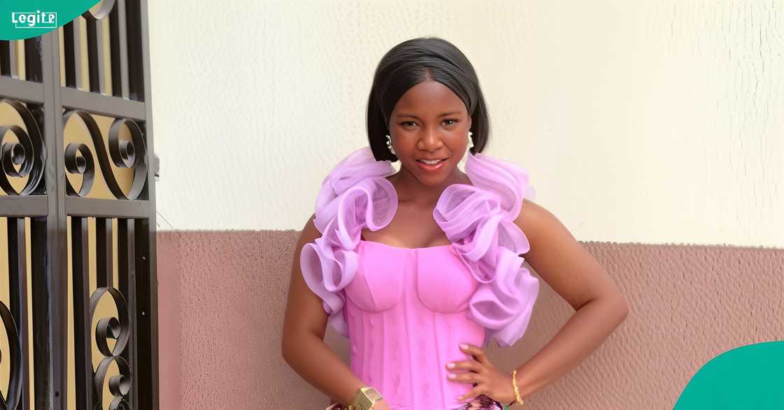 A Nigerian lady replaces her shoes with yam after finding them in her sister’s travelling bag. A Nigerian lady replaces her shoes with yam after finding them in her sister’s travelling bag.