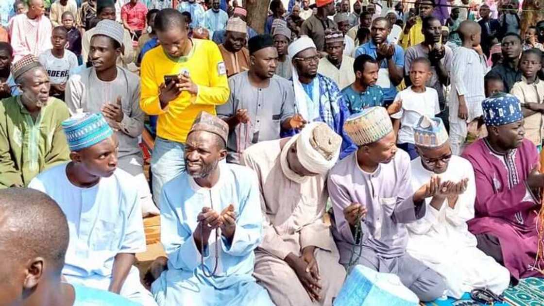 Hotunan yadda mutanen Zaria suka yi wa 'yan bindiga sallar kunuti