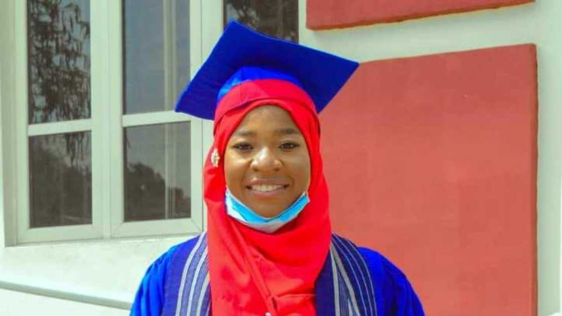 Valedictorian who graduated with 6.9 of 7 CPGA narrates road to success; says "low grade" inspired her Valedictorian who graduated with 6.9 of 7 CPGA narrates road to success; says "low grade" inspired her