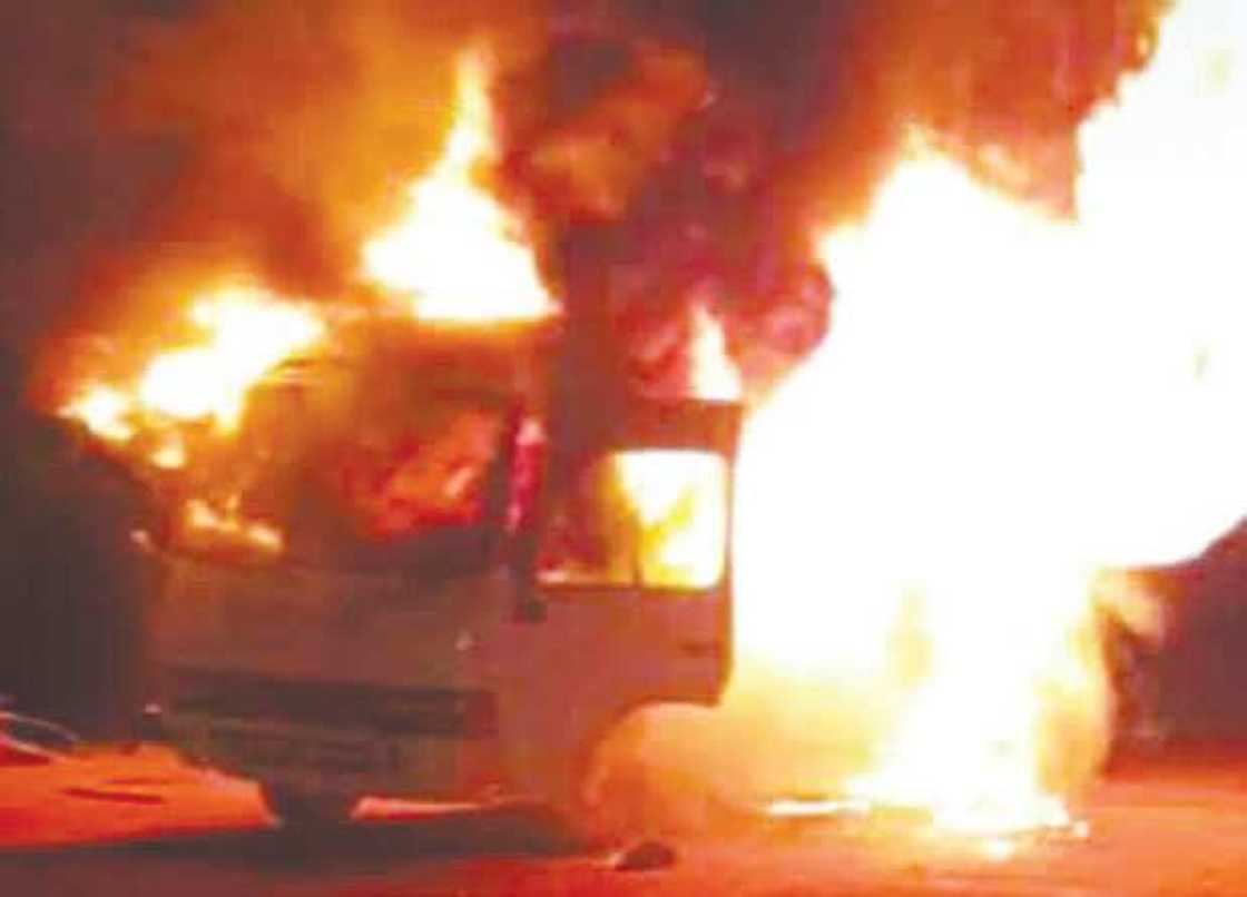 Motar 'yan kungiyar Lobi stars ta yi gobara, wasu 'yan wasa sun jikkata Motar 'yan kungiyar Lobi stars ta yi gobara, wasu 'yan wasa sun jikkata