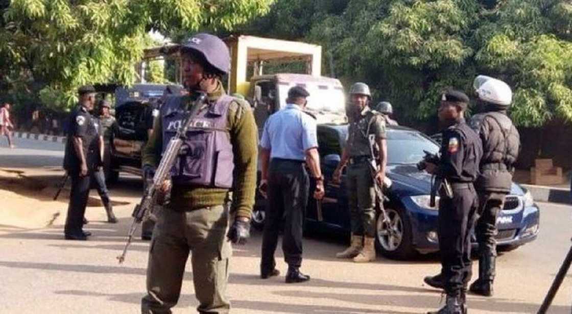 Yan bindiga sun kashe jami’an sojojin ruwa da na yan sanda 6 a Anambra Yan bindiga sun kashe jami’an sojojin ruwa da na yan sanda 6 a Anambra