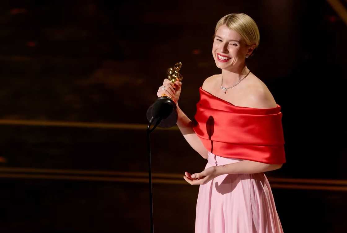 Jessie Buckley holds her Oscar as she gives her acceptance speech