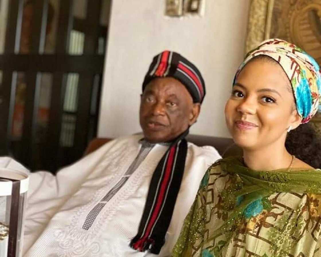 Adama Indimi da mijinta sun ziyarci surukinta a fadarsa (Hotuna) Adama Indimi da mijinta sun ziyarci surukinta a fadarsa (Hotuna)