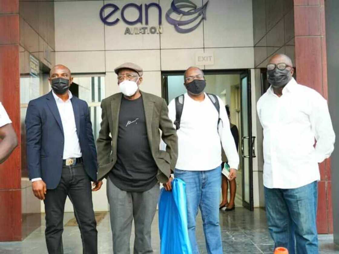 Hotunan Tinubu yayin da ya dawo daga Ingila bayan kwashe kwana 10 ya na shawara Hotunan Tinubu yayin da ya dawo daga Ingila bayan kwashe kwana 10 ya na shawara