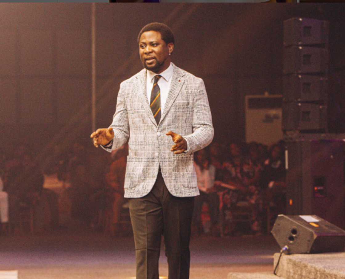 Pastor Femi Lazarus preaching Pastor Femi Lazarus preaching