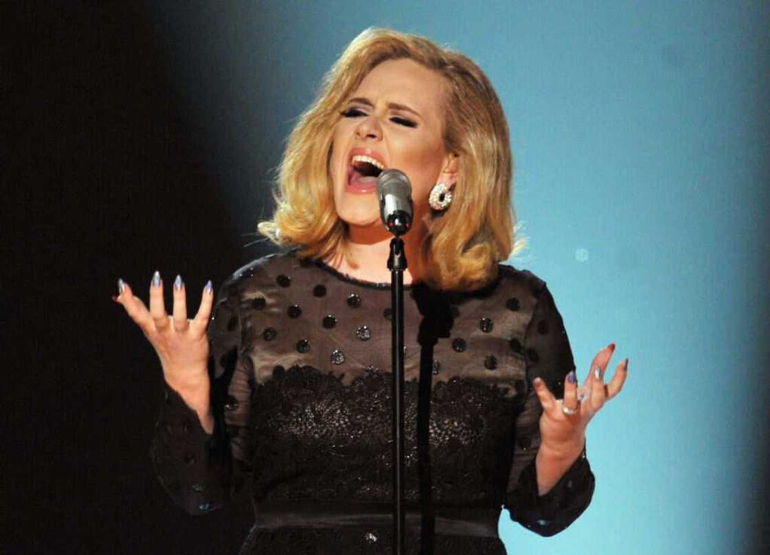 La chanteuse Adele se produit sur scène lors de la 54e édition des GRAMMY Awards. La chanteuse Adele se produit sur scène lors de la 54e édition des GRAMMY Awards.