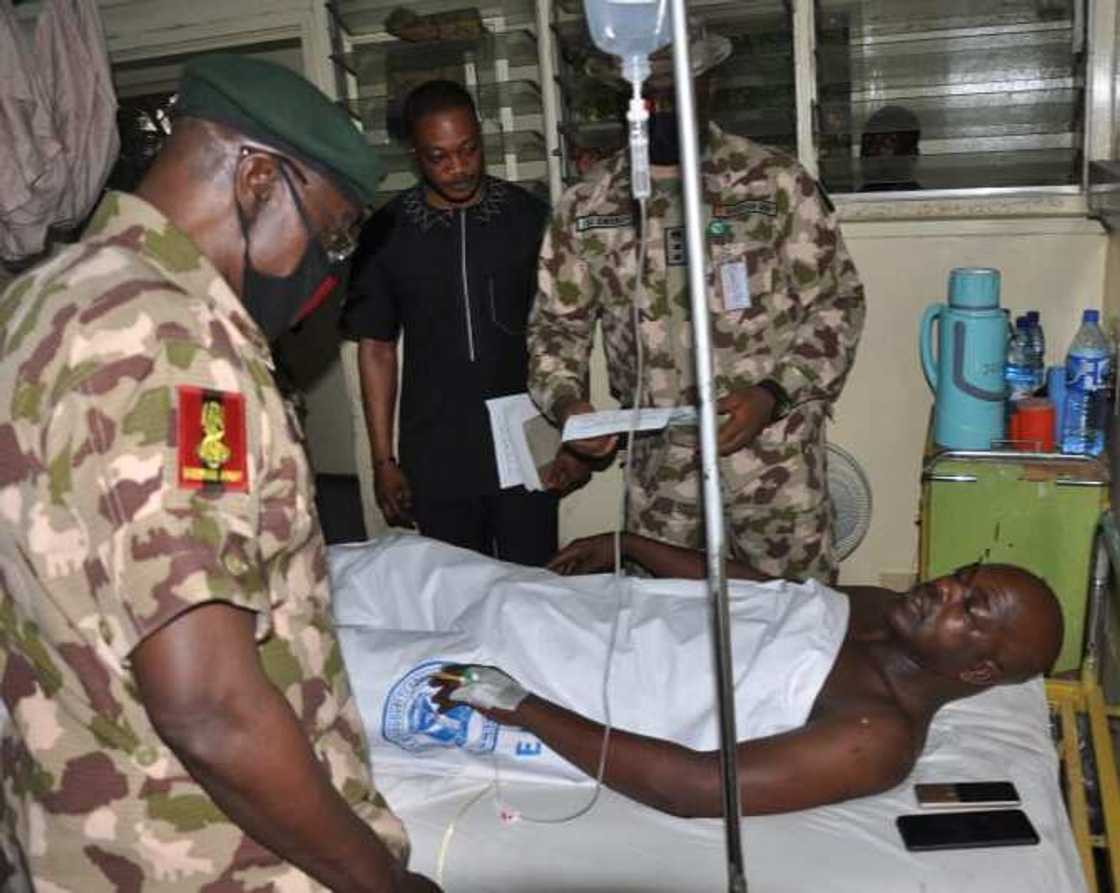 COAS Farouk Yahaya ya ziyarci sojojin da suka samu rauni a Maiduguri COAS Farouk Yahaya ya ziyarci sojojin da suka samu rauni a Maiduguri
