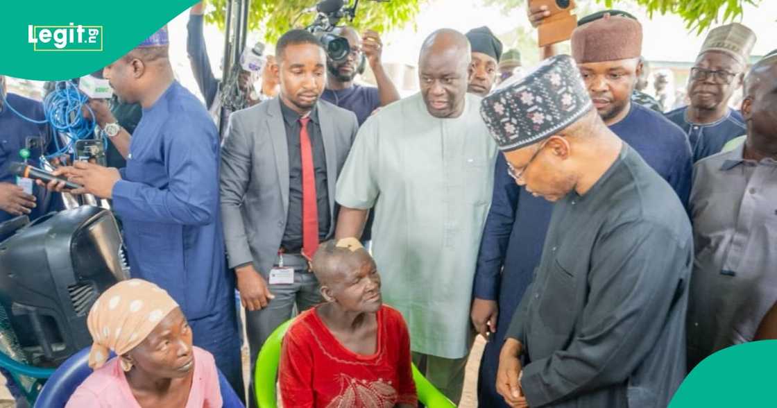 Uba Sani ya ziyarci kauyen da yan bindiga suka kai wa hari Uba Sani ya ziyarci kauyen da yan bindiga suka kai wa hari