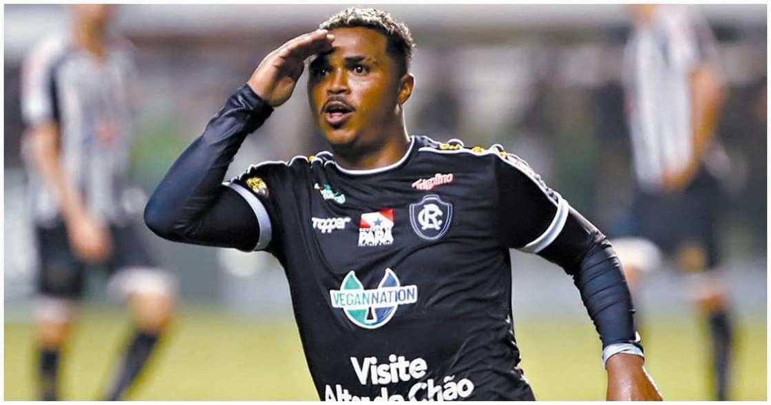 Hukuma ta hukunta Emerson Carioca a dalilin tube wando da ya zura kwallo a raga Hukuma ta hukunta Emerson Carioca a dalilin tube wando da ya zura kwallo a raga