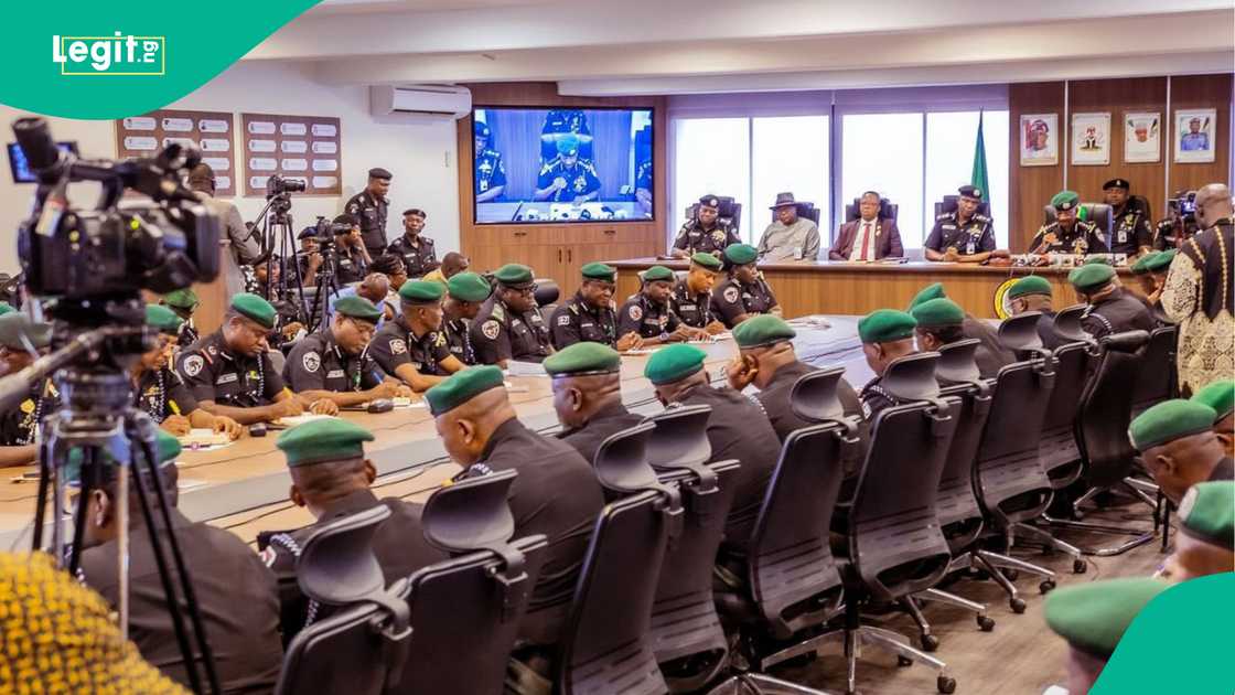 IGP Egbetokun ya ba da umarnin janye jami'an Mopol daga tsaron manyan mutane IGP Egbetokun ya ba da umarnin janye jami'an Mopol daga tsaron manyan mutane