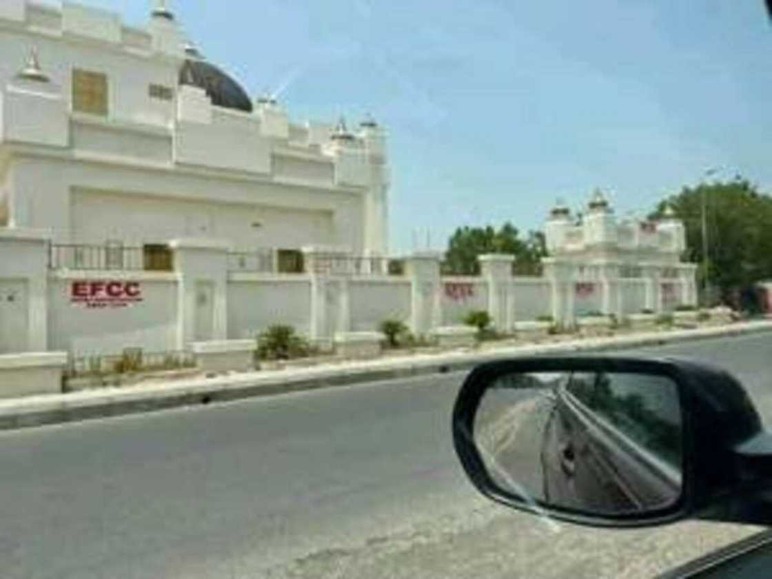 EFCC ta cigaba da garkame katafaren gidajen hadimin NSA Monguno a Abuja EFCC ta cigaba da garkame katafaren gidajen hadimin NSA Monguno a Abuja