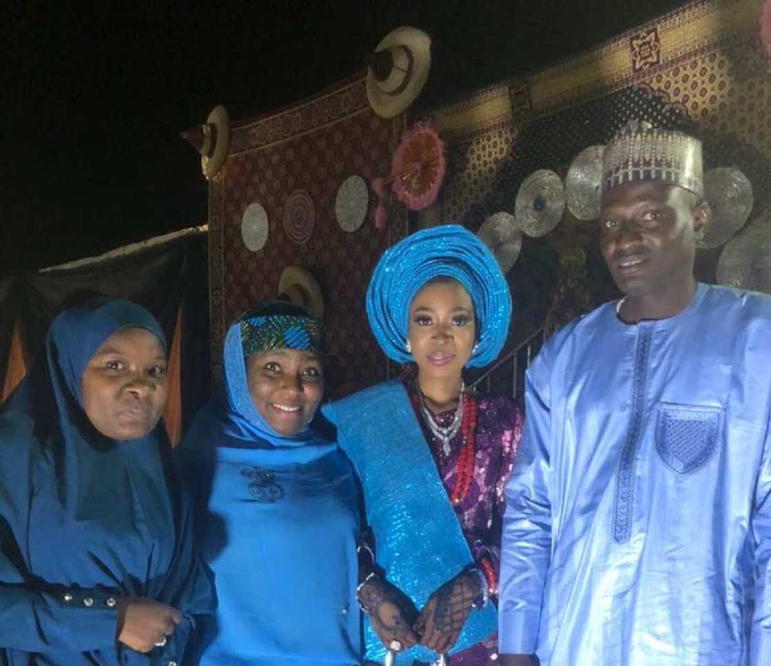 Ango Saleem, amaryarsa da yan taya murna Ango Saleem, amaryarsa da yan taya murna