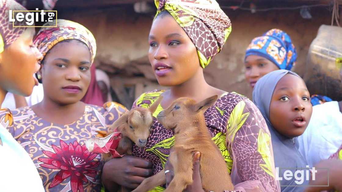 Ana ga wata, ga wata: An yi bukin radin sunan awakai biyu, Afnan da Hanifa Ana ga wata, ga wata: An yi bukin radin sunan awakai biyu, Afnan da Hanifa