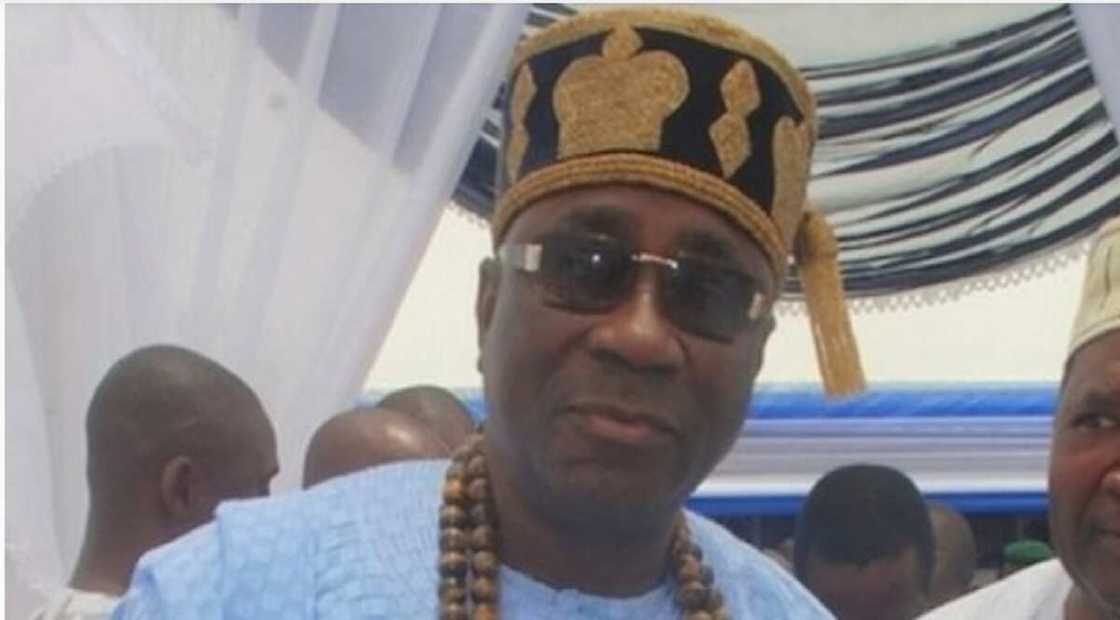 'Yan daba sun mamaye fadar Sarkin Legas, sun kwace sandar ikonsa 'Yan daba sun mamaye fadar Sarkin Legas, sun kwace sandar ikonsa