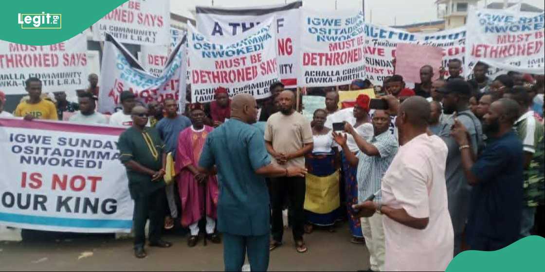 Achalla residents displaying placards during their protest at the Anambra Government House.
