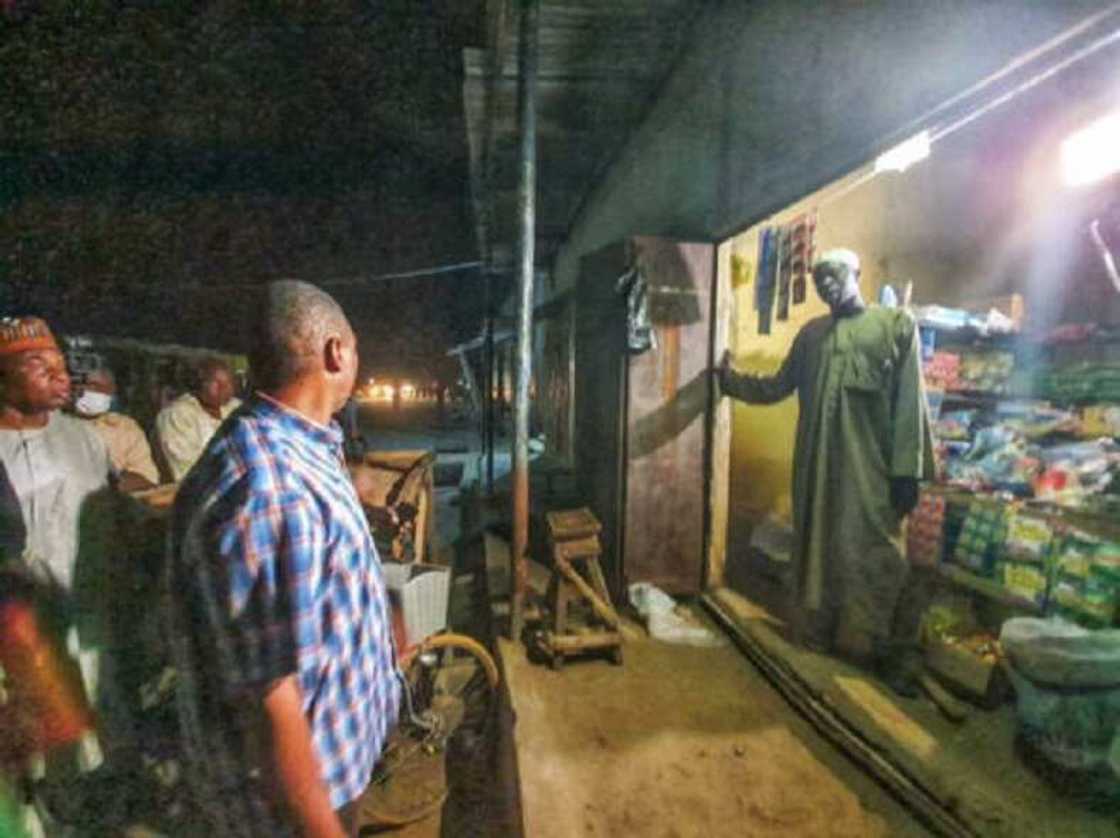 Hotunan Zulum tare da mazauna kauyen Banki yayin da suke cin kasuwar dare Hotunan Zulum tare da mazauna kauyen Banki yayin da suke cin kasuwar dare