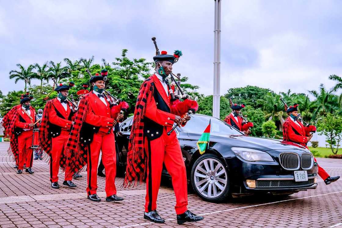 Yanzu yanzu: Shugaban kasa Buhari ya marabci shugaban kasar Burkina Faso (Hotuna) Yanzu yanzu: Shugaban kasa Buhari ya marabci shugaban kasar Burkina Faso (Hotuna)