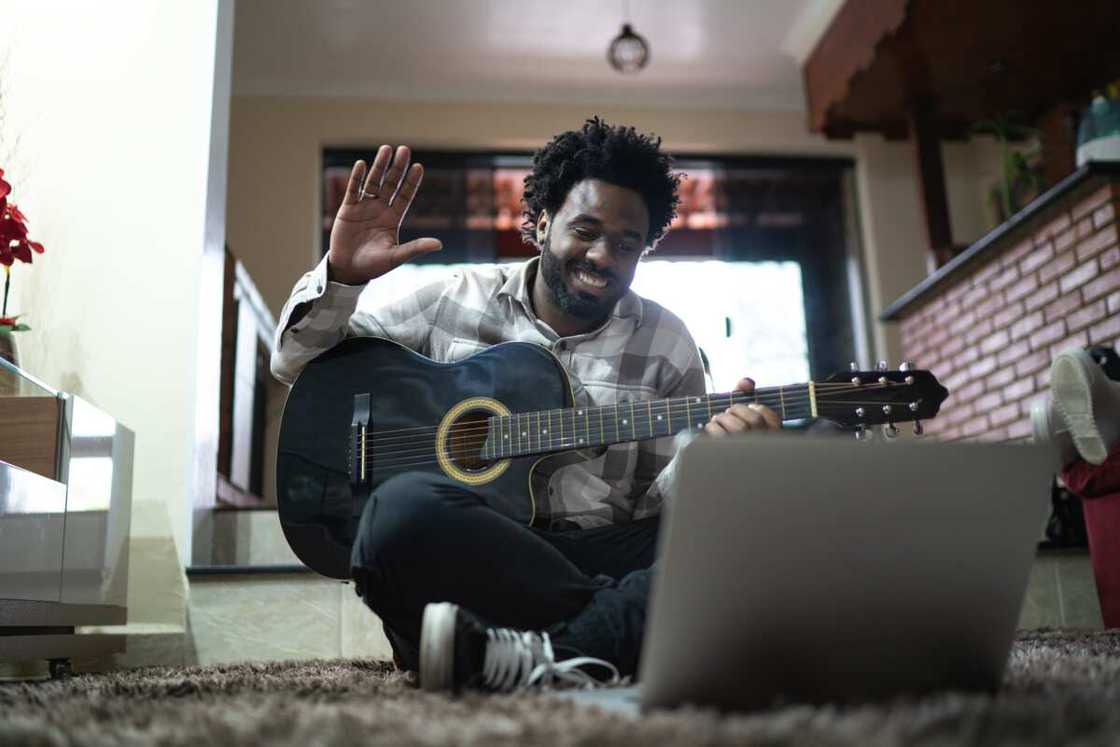 Comment apprendre la guitare seul: 10 conseils essentiels Comment apprendre la guitare seul: 10 conseils essentiels