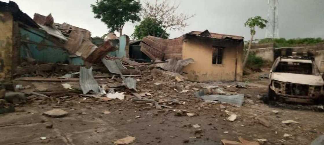 Ofishin yan sandan a yankin jihar Kogi da aka kai hari. Ofishin yan sandan a yankin jihar Kogi da aka kai hari.