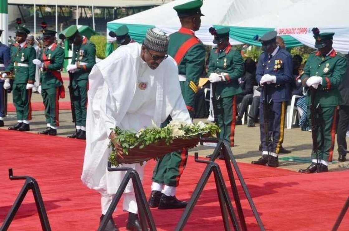 Hodijam! Saraki ya gwale IGP guda dazunnan a filin faretin tunawa da Soji Hodijam! Saraki ya gwale IGP guda dazunnan a filin faretin tunawa da Soji