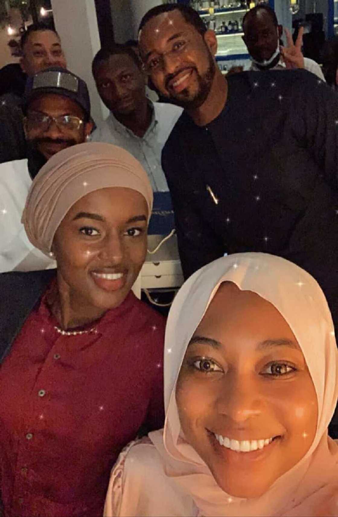 Hanan Buhari tare da mijinta Turad sun tafi Dubai don bikin zagayowar ranar haihuwarsa (Hotuna) Hanan Buhari tare da mijinta Turad sun tafi Dubai don bikin zagayowar ranar haihuwarsa (Hotuna)