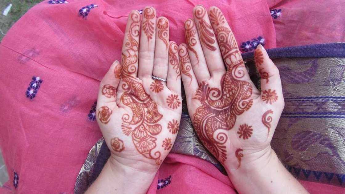 Red mehendi styles Red mehendi styles