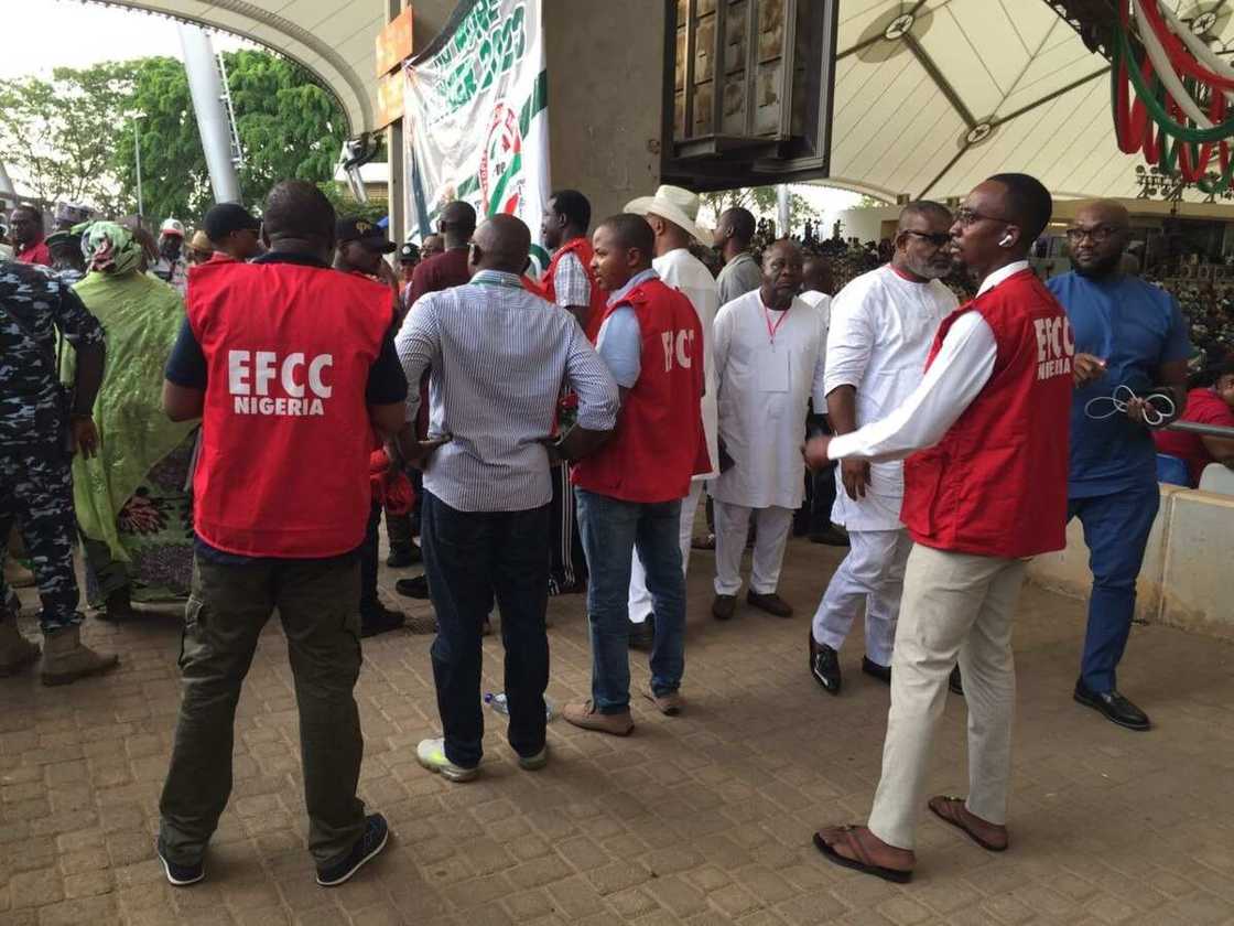 EFCC Operatives, PDP Presidential Primary Venue, Delegates Inducement EFCC Operatives, PDP Presidential Primary Venue, Delegates Inducement