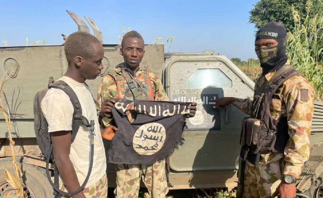 Borno: Hotunan ragargazar da sojoji suka yi wa ISWAP a Askira Uba, sun kashe 50 sun kwato makamai