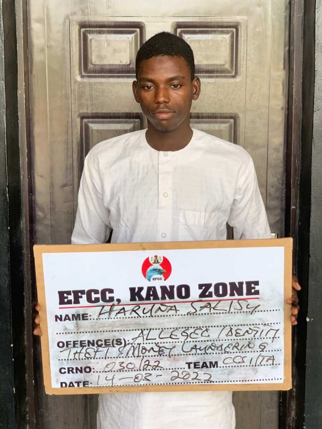 EFCC ta damke wasu matasa shida kan zargin sace wa Kakarsu kudi a jihar Kano EFCC ta damke wasu matasa shida kan zargin sace wa Kakarsu kudi a jihar Kano