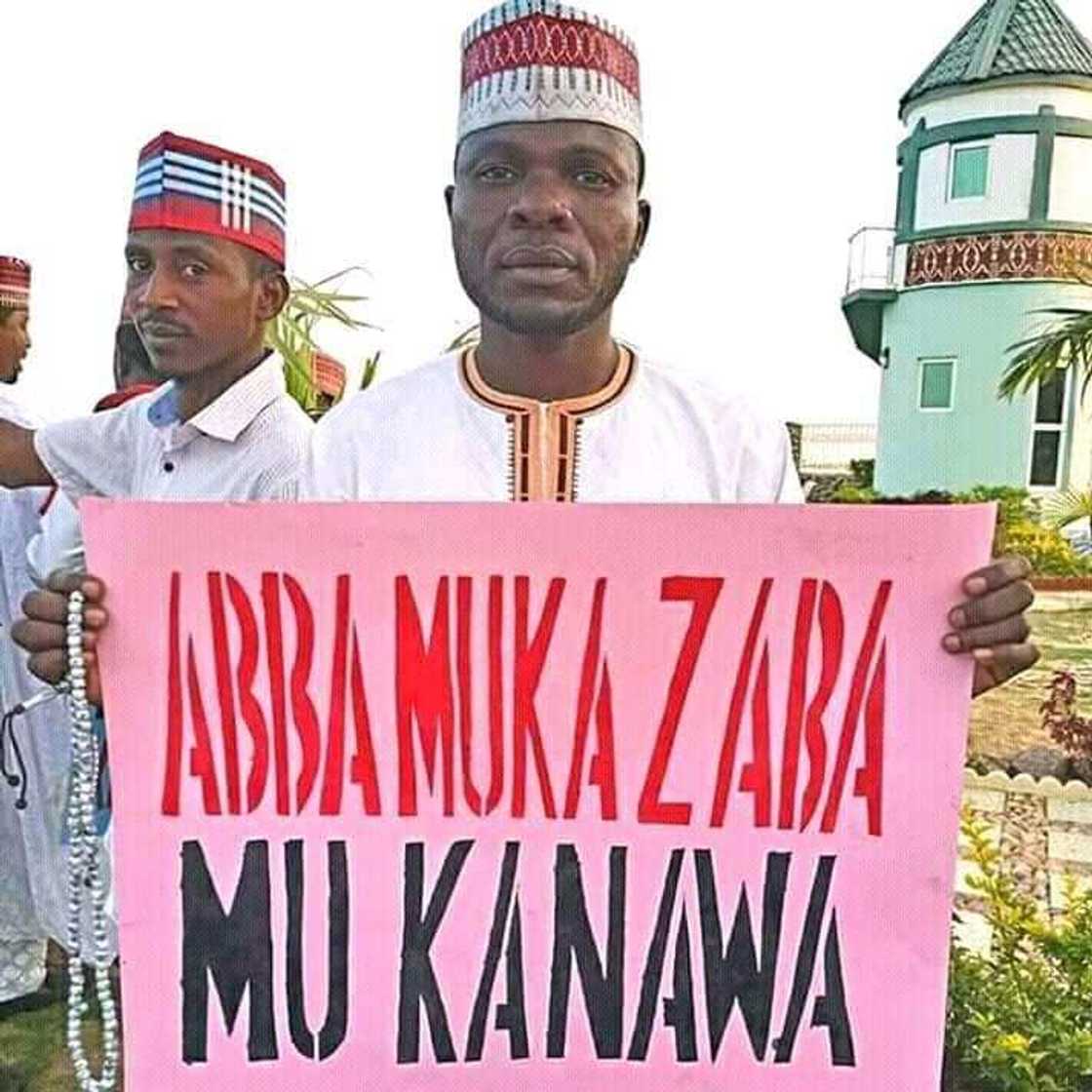 Mawakin Abba Gida-Gida ya jagoranci mawaka da 'yan fim yin zanga-zanga a Kano, hotuna Mawakin Abba Gida-Gida ya jagoranci mawaka da 'yan fim yin zanga-zanga a Kano, hotuna
