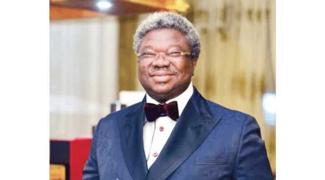 Hamshakin mai kudi yayi alkawarin ciyar da mutane 100,000 a jihar Legas a wannan lokaci na Coronavirus Hamshakin mai kudi yayi alkawarin ciyar da mutane 100,000 a jihar Legas a wannan lokaci na Coronavirus