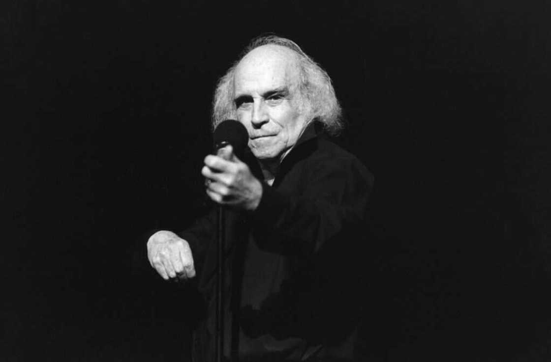 Léo Ferré performe sur scène. Léo Ferré performe sur scène.