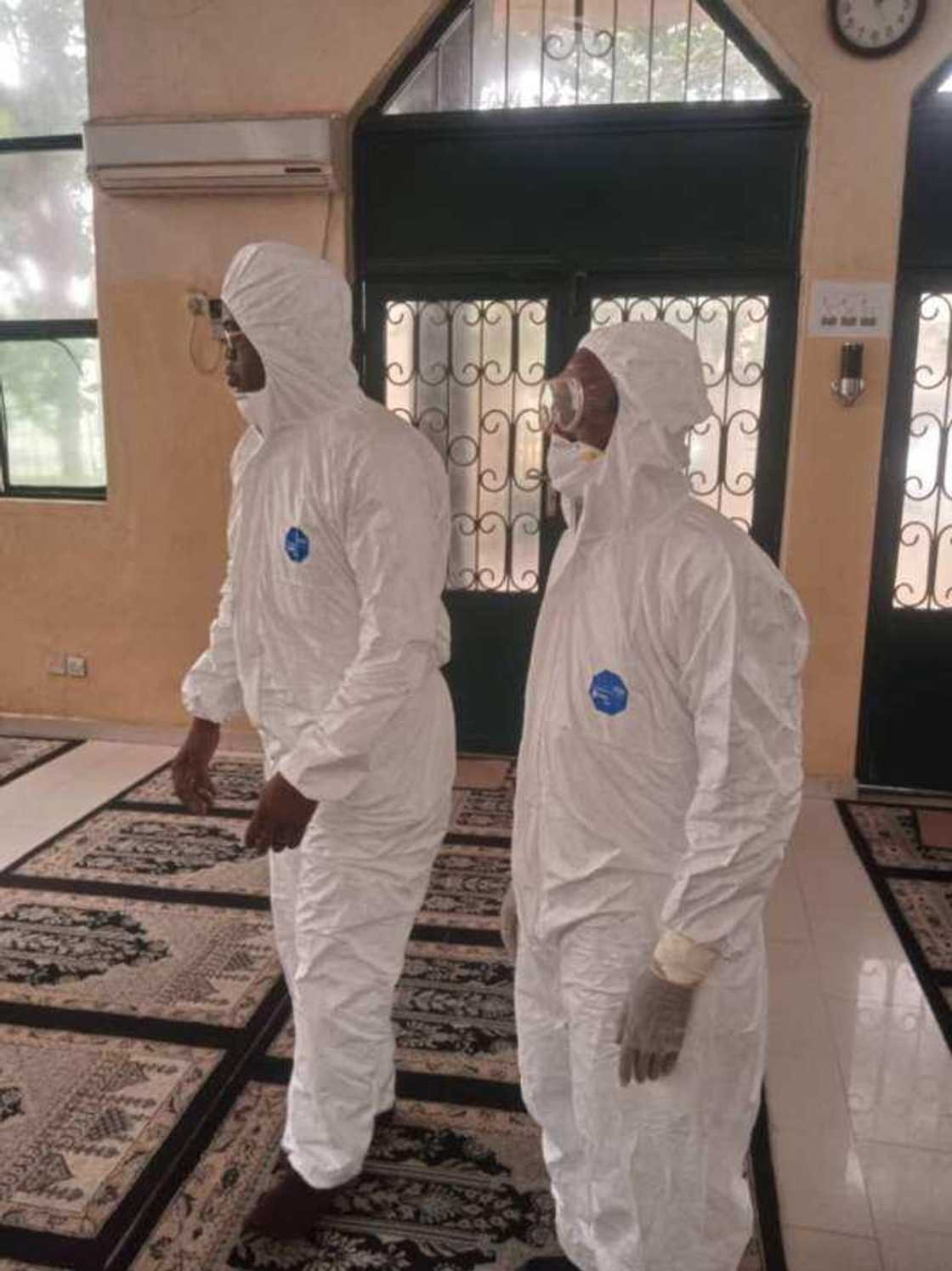 An feshe wuraren da mai coronavirus ya ziyarta a Kano da magani An feshe wuraren da mai coronavirus ya ziyarta a Kano da magani